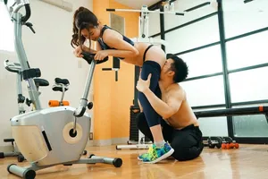Xin ông xã đi tập gym, bà xã địt nhau với anh pt