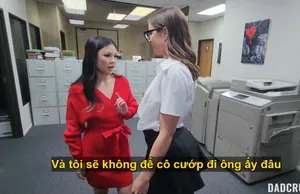 Bố dượng trúng số làm tình cùng lúc em gái nhỏ và em trợ lý riêng